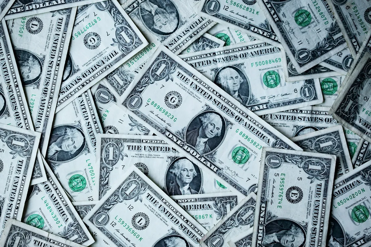 Investidor avaliando gráficos financeiros para o Green Card EB-5 por investimento