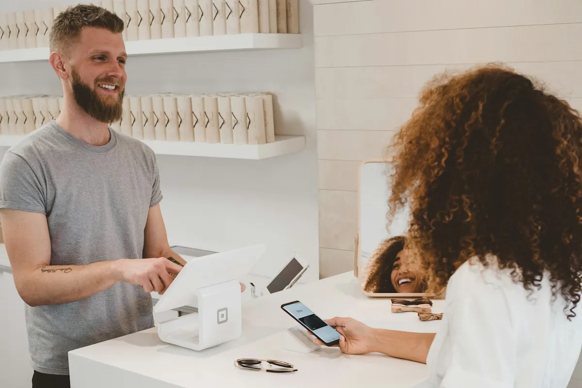Empreendedor imigrante trabalhando no próprio negócio nos Estados Unidos